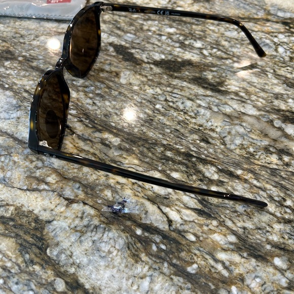 New in box Ray-ban polarized sunglasses - Picture 4 of 8